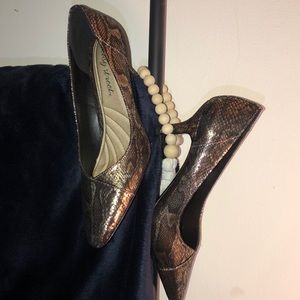 NWT Easy Street Black Metallic Leopard pumps